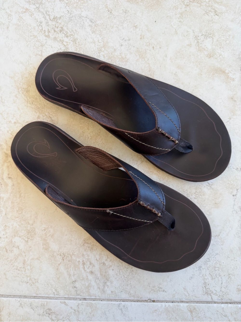 OLUKAI Men’s Nohona Ili Leather Slip On Sandals Flip Flops Shoes